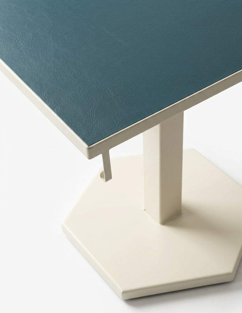 Tavolo con reggiborsa integrato + copritavolo in similpelle personalizzato